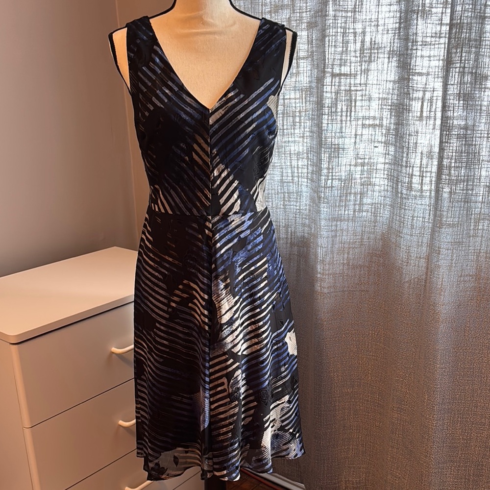 Sleeveless V-Neck Navy and Black Print Dress
